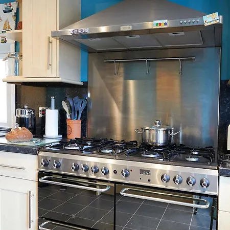 Fermain - Spacious Cosy Duplex - Sleeps 5