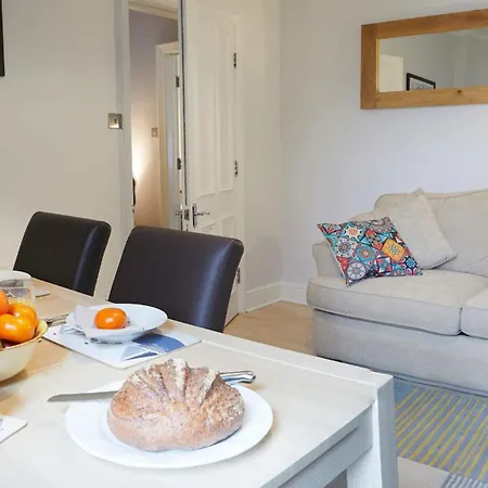 Fermain - Spacious Cosy Duplex - Sleeps 5 *