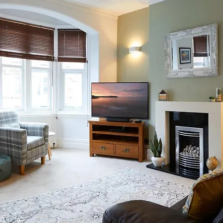 Fermain - Spacious Cosy Duplex - Sleeps 5 * Filey